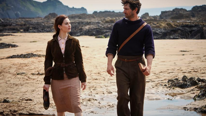 Der Film handelt von der Schriftstellerin Juliet Ashton, gespielt von Lily James, die auf der Suche nach einer guten Geschichte für einen neuen Roman nach Guernsey reist.