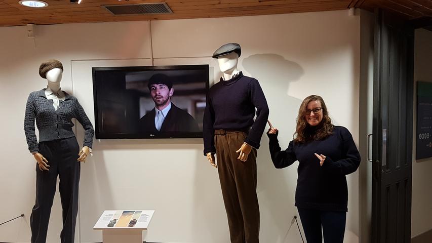 Auch die Museen auf Guernsey zeigen die Geschichte des Films. Hauptfigur Dawsey Adams, gespielt von Michiel Huisman, trägt einen typischen Guernsey-Strickpullover, den Touristen auch kaufen können.