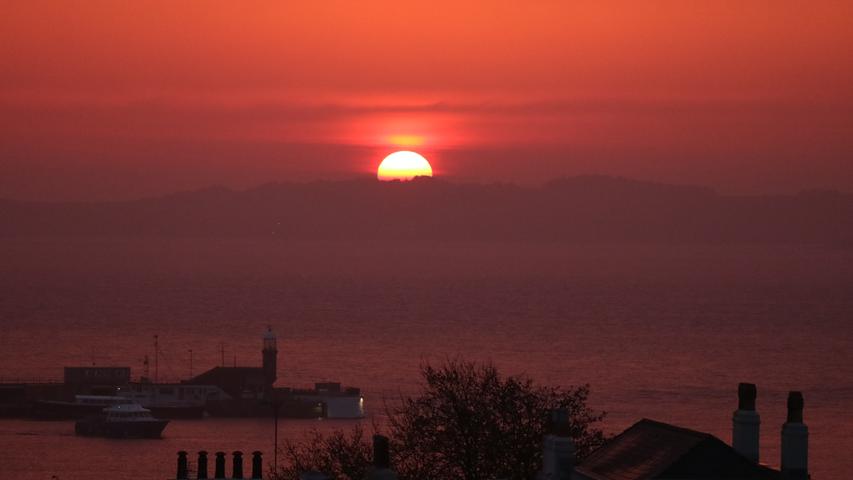 Zurück in St. Peter Port auf Guernsey lassen sich wunderschöne Sonnenaufgänge bewundern - von allen, die rechtzeitig aufstehen.
