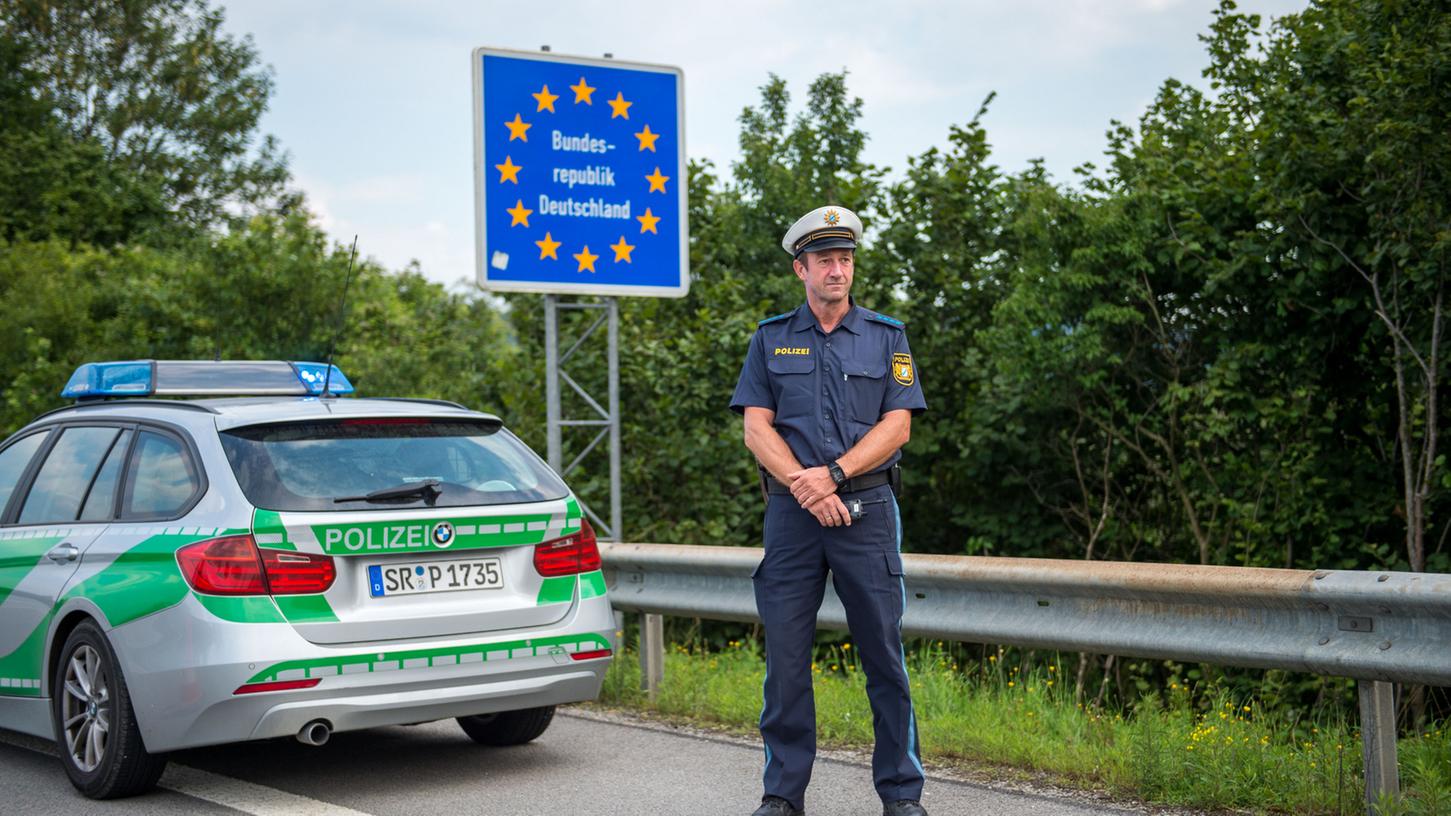 Innenminister Joachim Herrmann hat nun erstmals eine Bilanz gezogen: 31.500 Straftaten haben die Grenzpolizisten im vergangenen Jahr aufgedeckt.