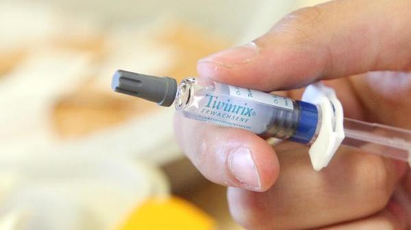 Hepatitis B wurde 2019 in 1921 Fällen nachgewiesen - obwohl gegen die Infektion gut und zuverlässig geimpft werden kann. Für Kinder und bestimmte Risikogruppen wird eine Impfung empfohlen. Die Zahl der bekannten Infektionen in Bayern hat sich zuletzt stark erhöht, zum einen wegen einer geänderten Falldefinition, zum anderen aber auch, weil Asylsuchende standardmäßig auf Hepatitis B getestet werden. Vor einigen Jahren traten nur etwas mehr als 100 Fälle pro Jahr in Bayern auf. Mögliche Krankheitssymptome sind Oberbauchbeschwerden, Appetitlosigkeit, Übelkeit, Erbrechen, Müdigkeit oder Gelbsucht. Eine chronische Leberentzündung kann folgen.