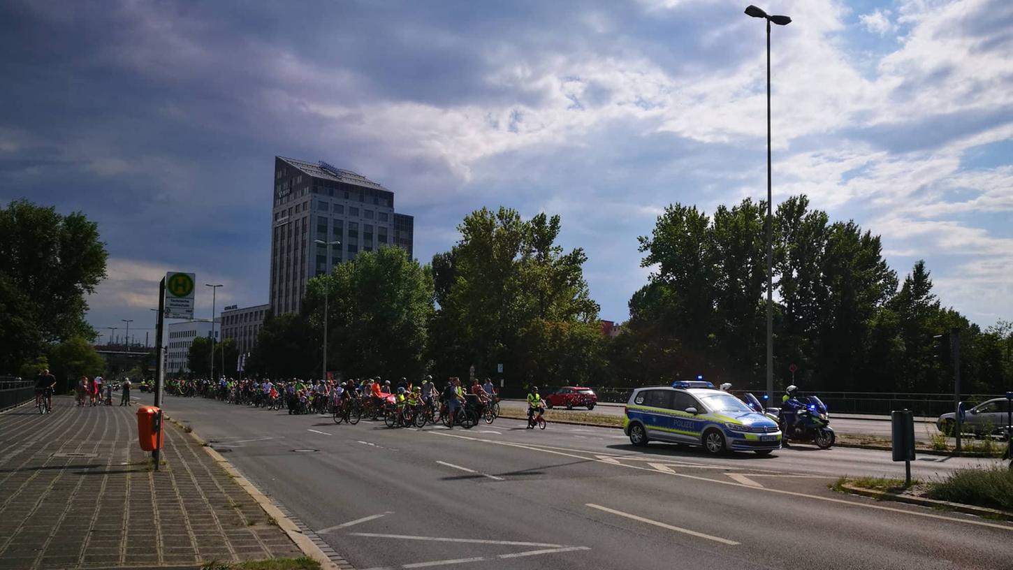 Ein großer Pulk junger Fahrradfahrer bewegte sich durch Nürnberg - das ist die "Kidical Mass".
