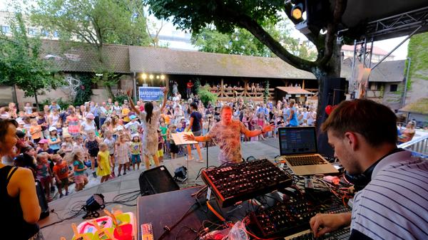 Sie machten den Auftakt am Freitag: Geraldino 4.0 - mit Elektrosounds von Sohn le:on und Live-Painting.
