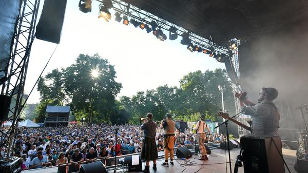 Die Bamberger Band "Kellerkommando" ist für ihre Kombi aus Synthiesounds und Blechmusik bekannt. Dabei spielen sie bekannte Lieder aus den letzten 250 Jahren, die in der heutigen Zeit besser funktionieren denn je. Ob die Zuhörer Spaß haben? "Frag doch net so blöd!", kommt die klare Antwort.