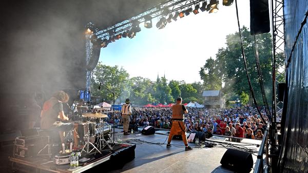 Die Bamberger Band "Kellerkommando" ist für ihre Kombi aus Synthiesounds und Blechmusik bekannt. Dabei spielen sie bekannte Lieder aus den letzten 250 Jahren, die in der heutigen Zeit besser funktionieren denn je. Ob die Zuhörer Spaß haben? "Frag doch net so blöd!", kommt die klare Antwort.