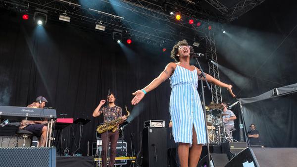 Die genderqueere Soulsängerin Liniker und ihre Band os Caramelows performten einen tropisch-heißen Mix aus Soul und Música Popular Brasileira. Die Band kämpft vor allem gegen Rassismus und Homophobie. Die Nürnberger fanden es anfänglich ein wenig gewöhnungsbedürftig.
