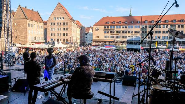 Die genderqueere Soulsängerin Liniker und ihre Band os Caramelows performten einen tropisch-heißen Mix aus Soul und Música Popular Brasileira. Die Band kämpft vor allem gegen Rassismus und Homophobie. Die Nürnberger fanden es anfänglich ein wenig gewöhnungsbedürftig.