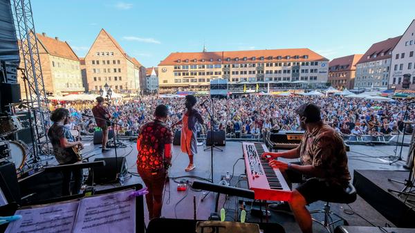 Die genderqueere Soulsängerin Liniker und ihre Band os Caramelows performten einen tropisch-heißen Mix aus Soul und Música Popular Brasileira. Die Band kämpft vor allem gegen Rassismus und Homophobie. Die Nürnberger fanden es anfänglich ein wenig gewöhnungsbedürftig.