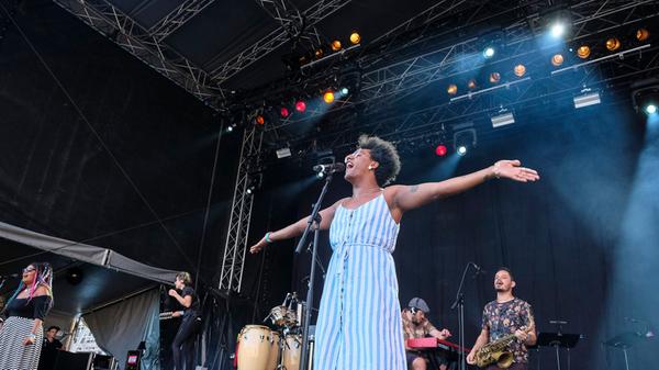 Die genderqueere Soulsängerin Liniker und ihre Band os Caramelows performten einen tropisch-heißen Mix aus Soul und Música Popular Brasileira. Die Band kämpft vor allem gegen Rassismus und Homophobie. Die Nürnberger fanden es anfänglich ein wenig gewöhnungsbedürftig.