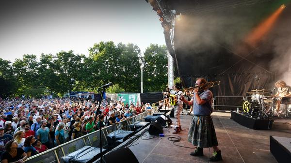 Die Bamberger Band "Kellerkommando" ist für ihre Kombi aus Synthiesounds und Blechmusik bekannt. Dabei spielen sie bekannte Lieder aus den letzten 250 Jahren, die in der heutigen Zeit besser funktionieren denn je. Ob die Zuhörer Spaß haben? "Frag doch net so blöd!", kommt die klare Antwort.