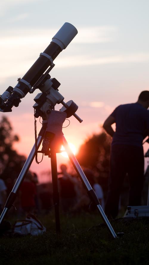 Hobbyastronomen warten mit ihren Teleskopen und Kameras auf die Mondfinsternis.