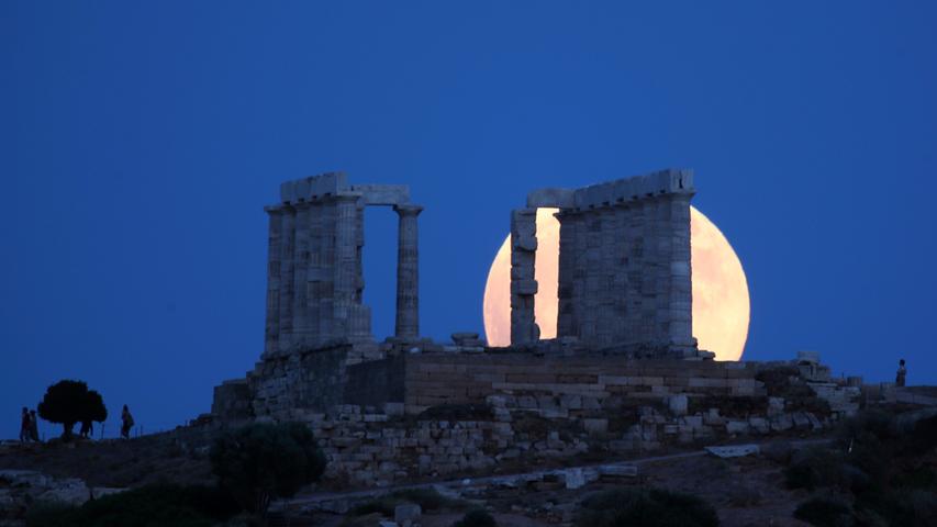 Der Vollmond geht hinter dem antiken Poseidon-Tempel am Kap Sounion auf, 65 Kilometer von Athen entfernt.