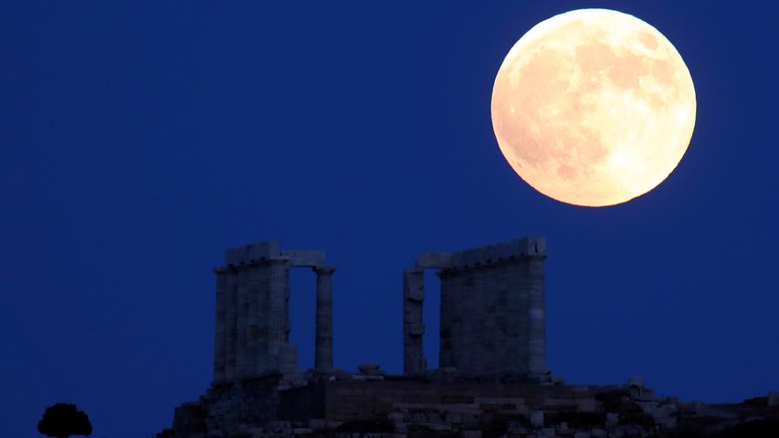 Der rote Mond verzaubert Griechenland in ein mystisches Märchen der Antike.
