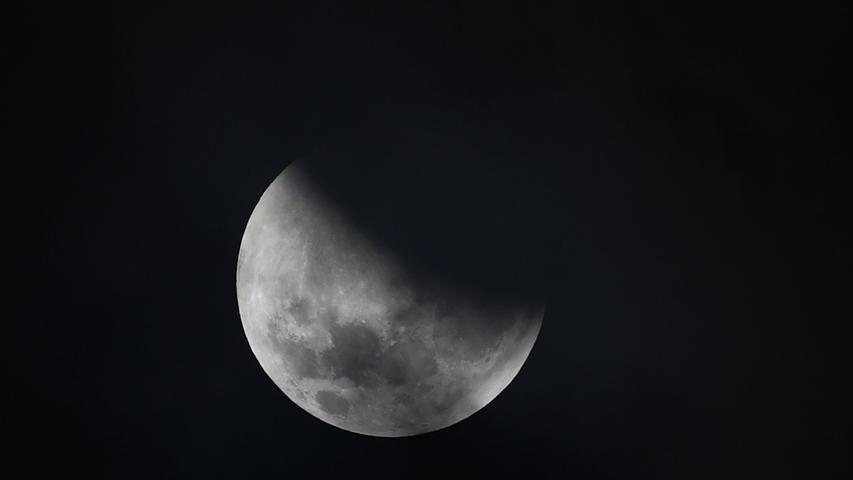 In Australien war die Mondfinsternis tatsächlich schon am 28. Juli - Grund ist die Zeitverschiebung zu Deutschland.