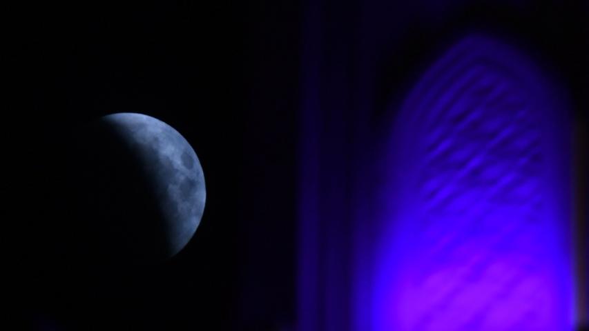 Hier bekommt der Mond einen violetten Touch.