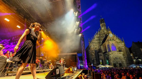 Fiva X JRBB: Das hat nix mit dem Fußball-Weltverband zu tun, sondern ist eine wilde Mischung aus Jazz, Streichquartett, einem DJ und Hip Hop. Auf dem Hauptmarkt performten sie beim Sonnenuntergang.