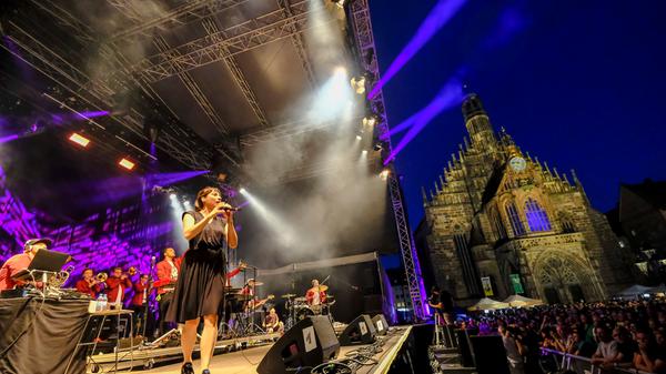 Fiva X JRBB: Das hat nix mit dem Fußball-Weltverband zu tun, sondern ist eine wilde Mischung aus Jazz, Streichquartett, einem DJ und Hip Hop. Auf dem Hauptmarkt performten sie beim Sonnenuntergang.