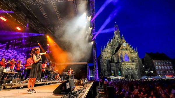 Fiva X JRBB: Das hat nix mit dem Fußball-Weltverband zu tun, sondern ist eine wilde Mischung aus Jazz, Streichquartett, einem DJ und Hip Hop. Auf dem Hauptmarkt performten sie beim Sonnenuntergang.
