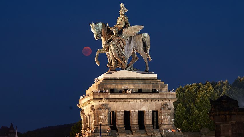 Der Vollmond war während der Mondfinsternis am Reiterstandbild von Kaiser Wilhelm am Deutschen Eck zu sehen.