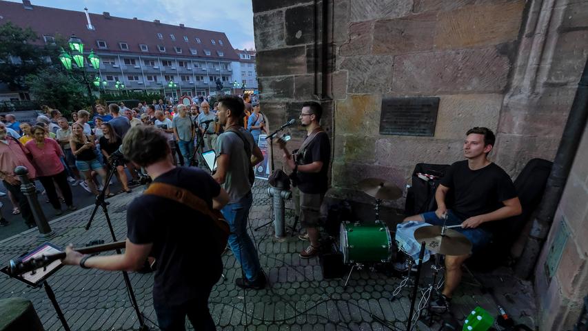 Straßenmusiker bringen Stimmung nach Nürnberg