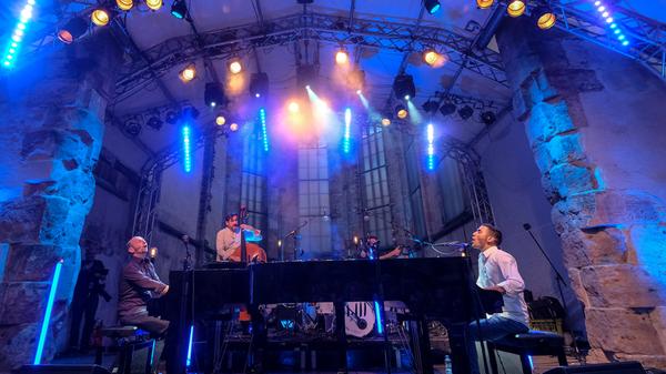 Syrischer Gesang trifft auf deutsches Volkslied. Jazz und Latin verbinden sich mit arabischen Rhythmen zu mitreißenden Kompositionen. In der Katharinenruine begegnet Edgar Knecht mit seinem virtuosen Trio dem syrischen Sänger und Pianisten Aeham Ahmad.
