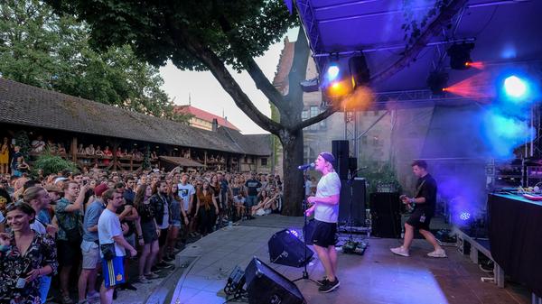 Der Dortmunder Goldjunge lässt sich kaum in eine musikalische Schublade stecken. Am Freitag Abend begeisterte Goldroger im KulturGarten Nürnberg mit seinem variantenreichen Deutsch-Rap.