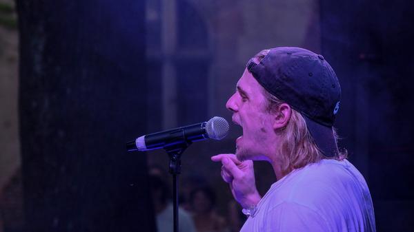 Der Dortmunder Goldjunge lässt sich kaum in eine musikalische Schublade stecken. Am Freitag Abend begeisterte Goldroger im KulturGarten Nürnberg mit seinem variantenreichen Deutsch-Rap.