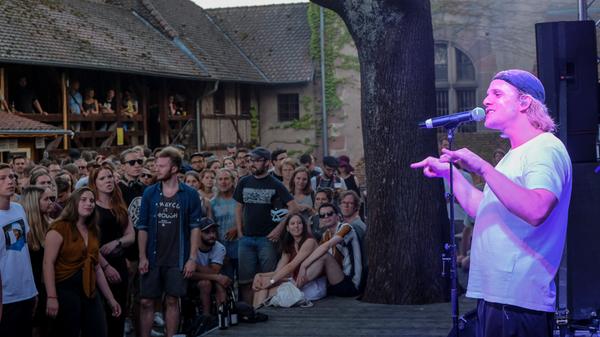 Der Dortmunder Goldjunge lässt sich kaum in eine musikalische Schublade stecken. Am Freitag Abend begeisterte Goldroger im KulturGarten Nürnberg mit seinem variantenreichen Deutsch-Rap.