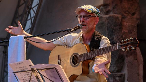 Bekannt aus der Band Trio Rio spielen Peter Fessler und Klaus Mages seit Kurzem als dynamisches Duo wieder zusammen. Latingeprägte, virtuose Klangkaskaden treffen hier auf Humor und Originalität.