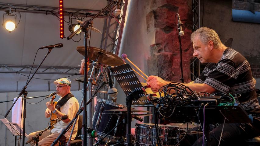 Bekannt aus der Band Trio Rio spielen Peter Fessler und Klaus Mages seit Kurzem als dynamisches Duo wieder zusammen. Latingeprägte, virtuose Klangkaskaden treffen hier auf Humor und Originalität.