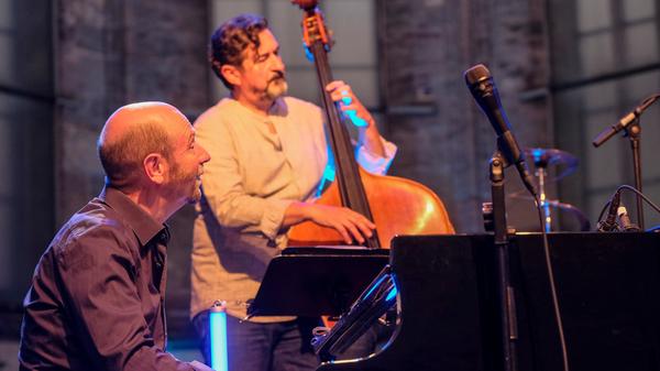 Syrischer Gesang trifft auf deutsches Volkslied. Jazz und Latin verbinden sich mit arabischen Rhythmen zu mitreißenden Kompositionen. In der Katharinenruine begegnet Edgar Knecht mit seinem virtuosen Trio dem syrischen Sänger und Pianisten Aeham Ahmad.