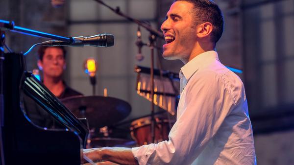 Syrischer Gesang trifft auf deutsches Volkslied. Jazz und Latin verbinden sich mit arabischen Rhythmen zu mitreißenden Kompositionen. In der Katharinenruine begegnet Edgar Knecht mit seinem virtuosen Trio dem syrischen Sänger und Pianisten Aeham Ahmad.