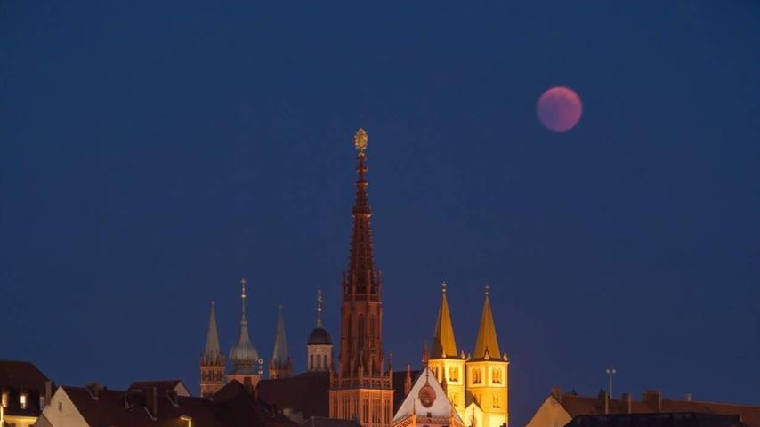 Facebook-User Peter Schuhmann postete dieses Bild vom Blutmond samt der Würzburger Skyline.