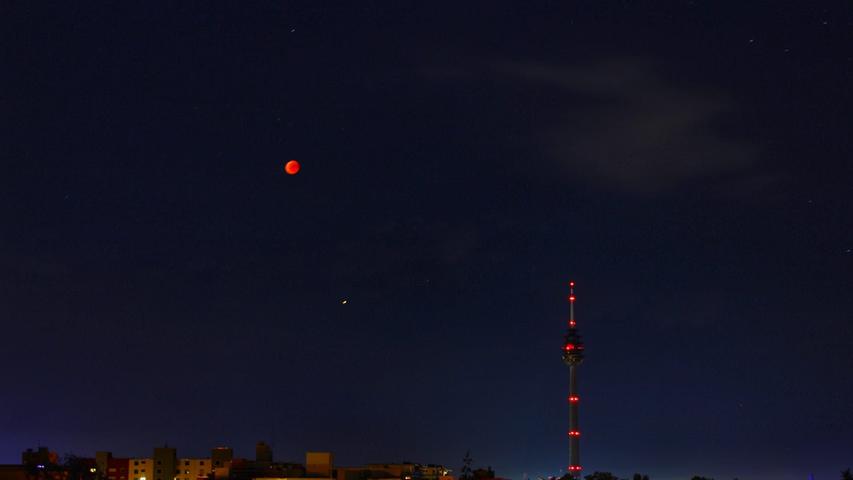 Andreas Budde postete ein Mond-Bild, das von einer Skyline untermalt wird.