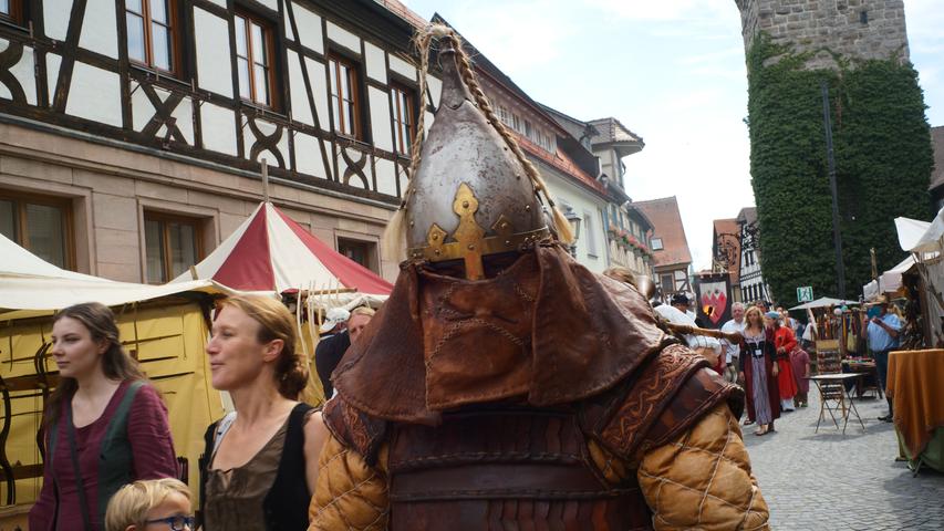 Schwitzende Maiden und Mannen auf dem Mittelalterfest in Herzogenaurach