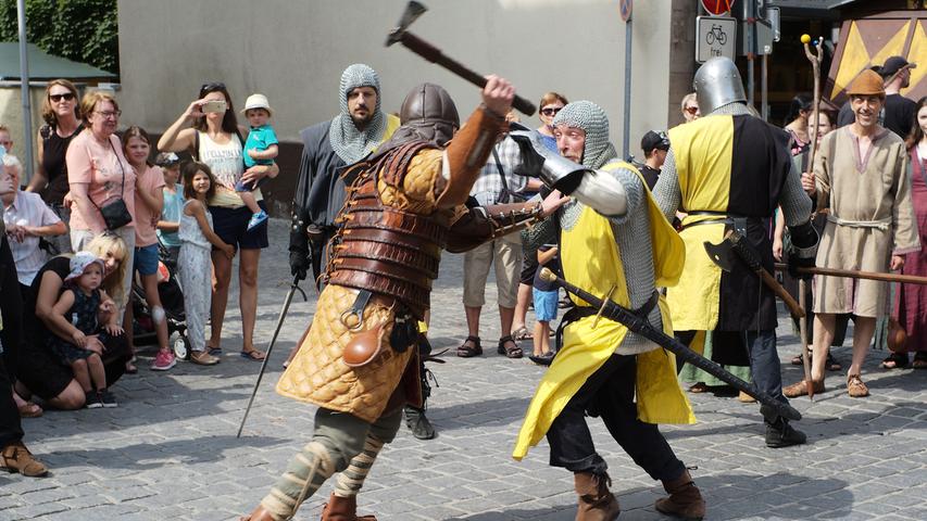 Schwitzende Maiden und Mannen auf dem Mittelalterfest in Herzogenaurach
