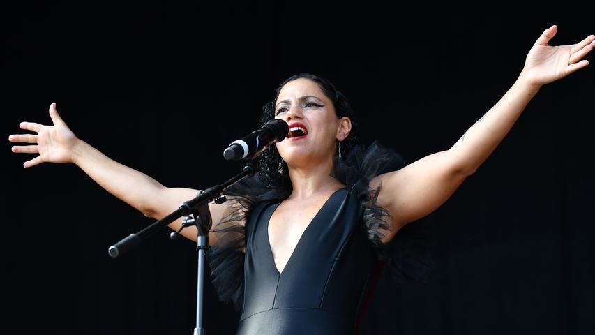 Die tunesische Singer-Songwriterin begeisterte auf dem Hauptmarkt mit elektronischen Sounds, TripHop und Folk-Klängen aus ihrer Heimat. Die Sängerin gilt als Stimme der Jasmin-Revolution von 2010 und 2011.