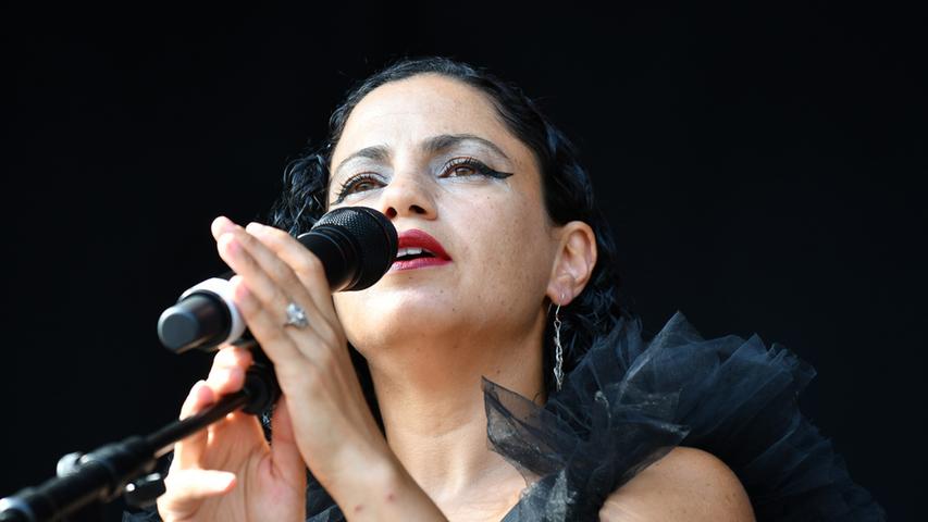 Die tunesische Singer-Songwriterin begeisterte auf dem Hauptmarkt mit elektronischen Sounds, TripHop und Folk-Klängen aus ihrer Heimat. Die Sängerin gilt als Stimme der Jasmin-Revolution von 2010 und 2011.