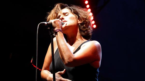 Cristina Branco ist eine Fado-Sängerin. Dem Musikstil kam sie durch Schallplatten von Amália Rodrigues näher, die sie zu ihrem 18. Geburtstag von ihrem Großvater geschenkt bekommen hatte.