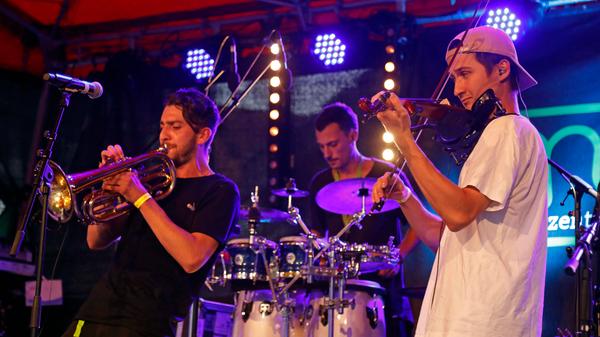 Flying Penguin - die siebenköpfe Pinguin-Truppe "watschelte" beim Bardentreffen auf die Bühne. Im Gepäck hatten sie eine Mixtur aus Hip-Hop, Funk und Groove - mit einer Portion Oldschool.