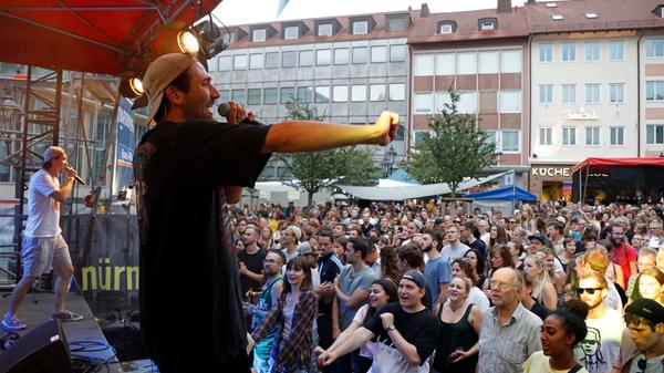 Flying Penguin - die siebenköpfe Pinguin-Truppe "watschelte" beim Bardentreffen auf die Bühne. Im Gepäck hatten sie eine Mixtur aus Hip-Hop, Funk und Groove - mit einer Portion Oldschool.