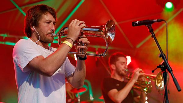 Flying Penguin - die siebenköpfe Pinguin-Truppe "watschelte" beim Bardentreffen auf die Bühne. Im Gepäck hatten sie eine Mixtur aus Hip-Hop, Funk und Groove - mit einer Portion Oldschool.