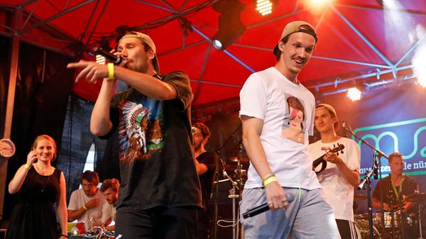 Flying Penguin - die siebenköpfe Pinguin-Truppe "watschelte" beim Bardentreffen auf die Bühne. Im Gepäck hatten sie eine Mixtur aus Hip-Hop, Funk und Groove - mit einer Portion Oldschool.