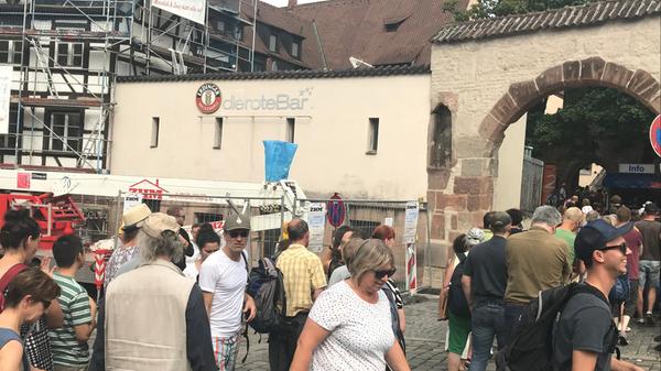 #zweiraumsilke waren einer der Top-Acts am Bardentreffen - sie spielen im Kulturgarten. Die deutsche Truppe hat sich vor allem dem Hip-Hop verschrieben.