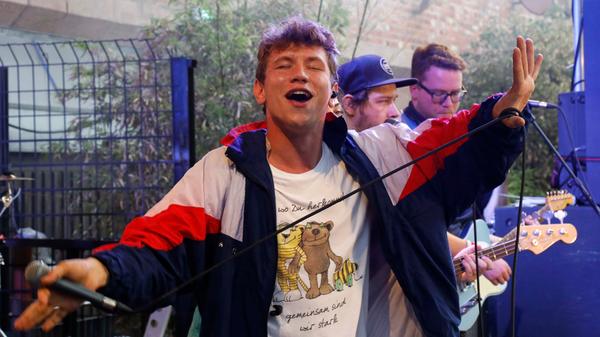#zweiraumsilke waren einer der Top-Acts am Bardentreffen - sie spielen im Kulturgarten. Die deutsche Truppe hat sich vor allem dem Hip-Hop verschrieben.