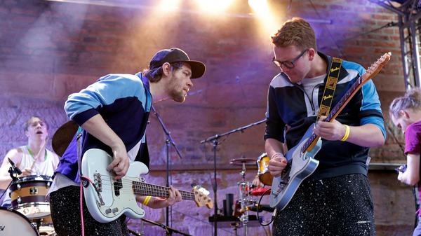 #zweiraumsilke waren einer der Top-Acts am Bardentreffen - sie spielen im Kulturgarten. Die deutsche Truppe hat sich vor allem dem Hip-Hop verschrieben.