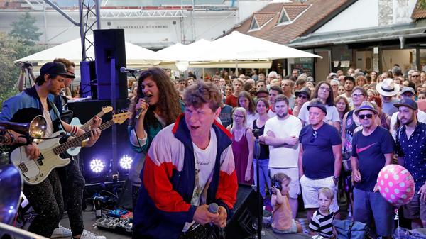 #zweiraumsilke waren einer der Top-Acts am Bardentreffen - sie spielen im Kulturgarten. Die deutsche Truppe hat sich vor allem dem Hip-Hop verschrieben.