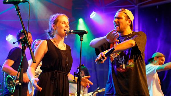Flying Penguin - die siebenköpfe Pinguin-Truppe "watschelte" beim Bardentreffen auf die Bühne. Im Gepäck hatten sie eine Mixtur aus Hip-Hop, Funk und Groove - mit einer Portion Oldschool.