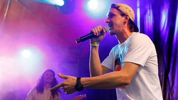 Flying Penguin - die siebenköpfe Pinguin-Truppe "watschelte" beim Bardentreffen auf die Bühne. Im Gepäck hatten sie eine Mixtur aus Hip-Hop, Funk und Groove - mit einer Portion Oldschool.