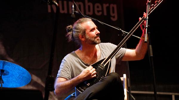 Elif transportiert über ihre Musik vor allem eins: Emotionen. Ihre Texte sind unverstellt und ehrlich, ihre Stimme zart, aber mitreißend.